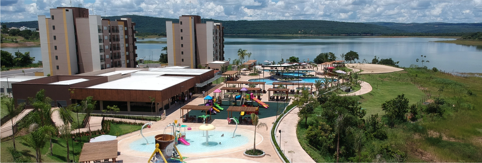 Resort com piscinas à beira do lago em Caldas Novas