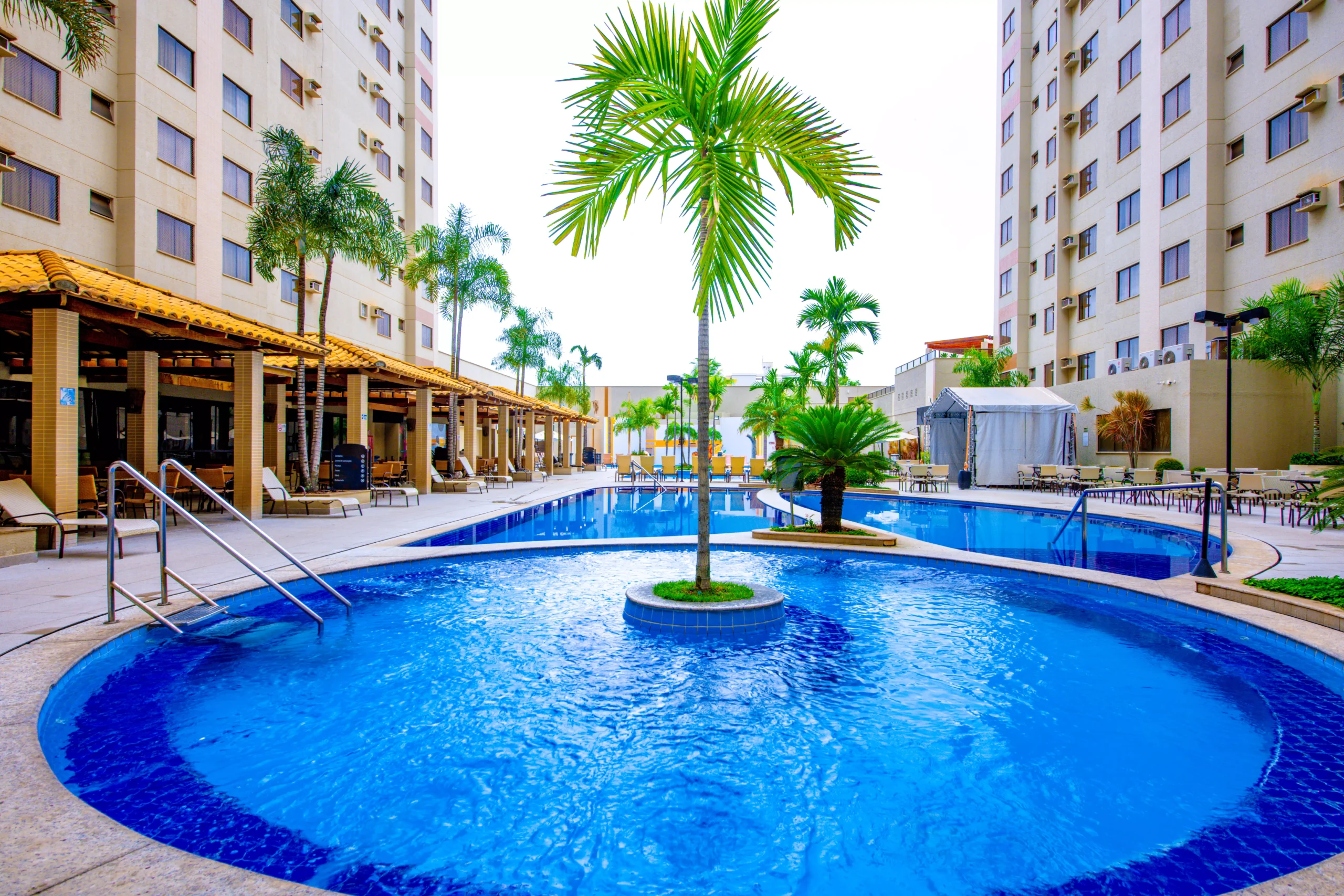 Parque aquático com toboáguas