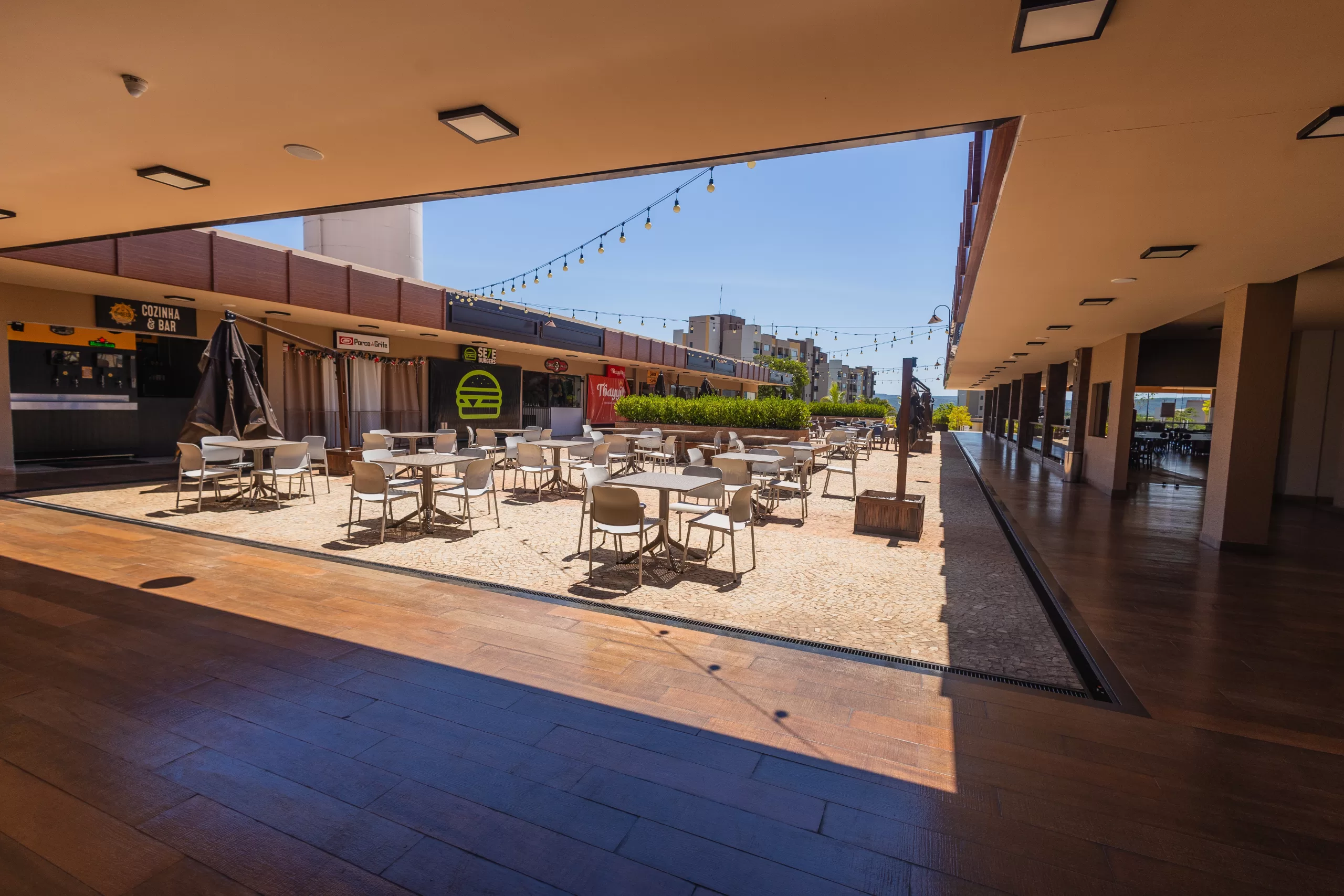 Vila Gastronômica com área de mesas, restaurantes e lanchonetes