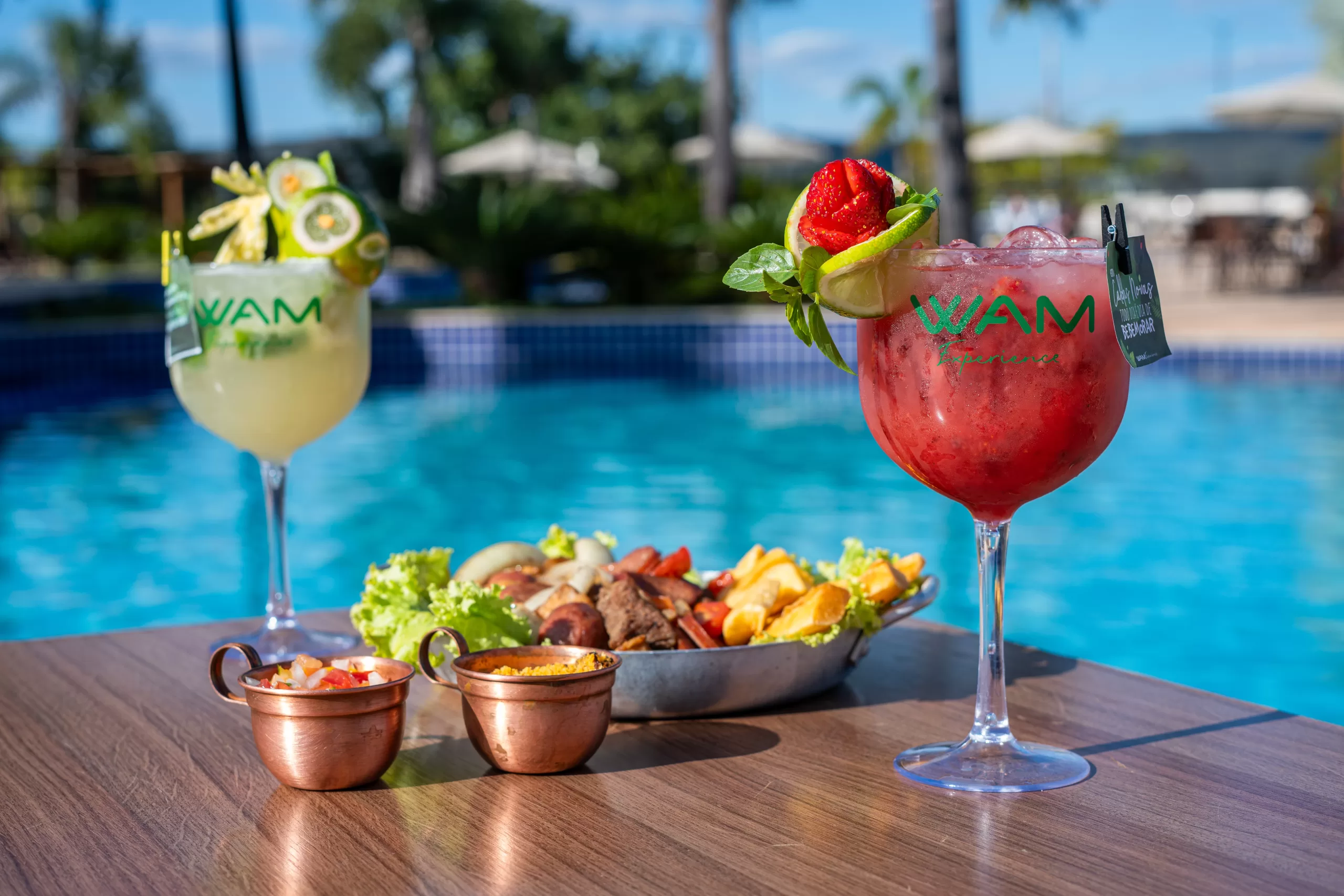 Drinks WAM Experience e petiscos servidos à beira da piscina do resort